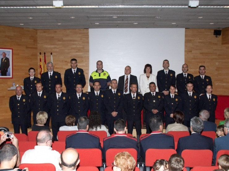 Agents de la Policia Local amb l'Alcaldessa, Mercè Pla, i el regidor de Governació, Jaume Oliveras