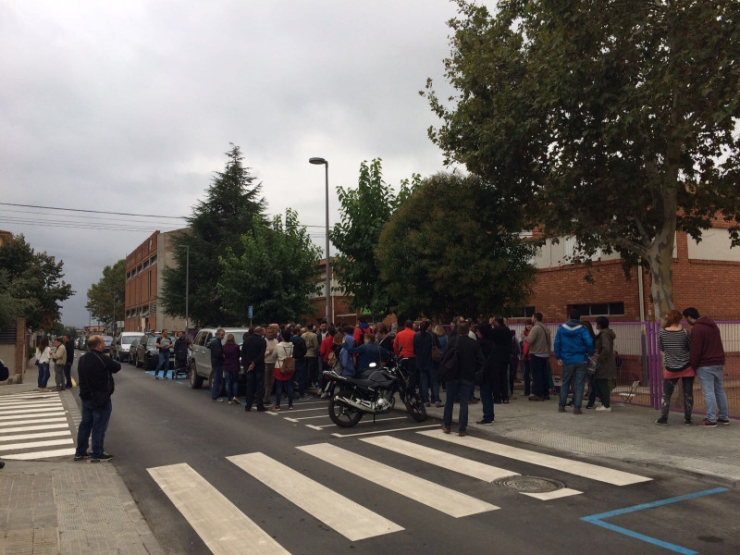Ciutadans i ciutadanes fent cua a l'exterior de l'Escola Josep M. Folch i Torres amb motiu del referèndum de l'1 d'octubre