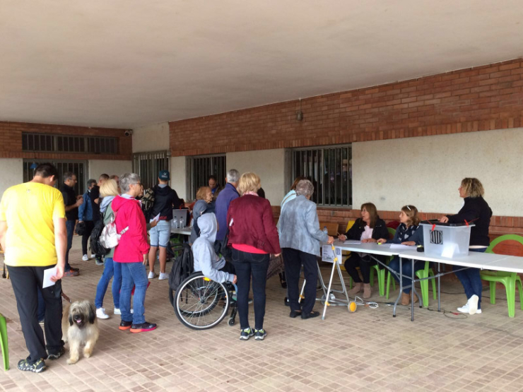 Ciutadans i ciutadanes votant a l'Escola Josep M. Folch i Torres amb motiu del referèndum de l'1 d'octubre.
