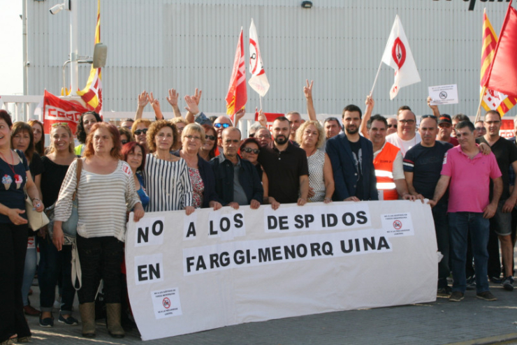 Teresa Padrós, Isabel Garcia, Javier Silva i Pol Gibert han mostra el seu suport a la mobilització de la plantilla de Lacrem (Farggi i La Menorquina) davant la fàbrica palauenca.