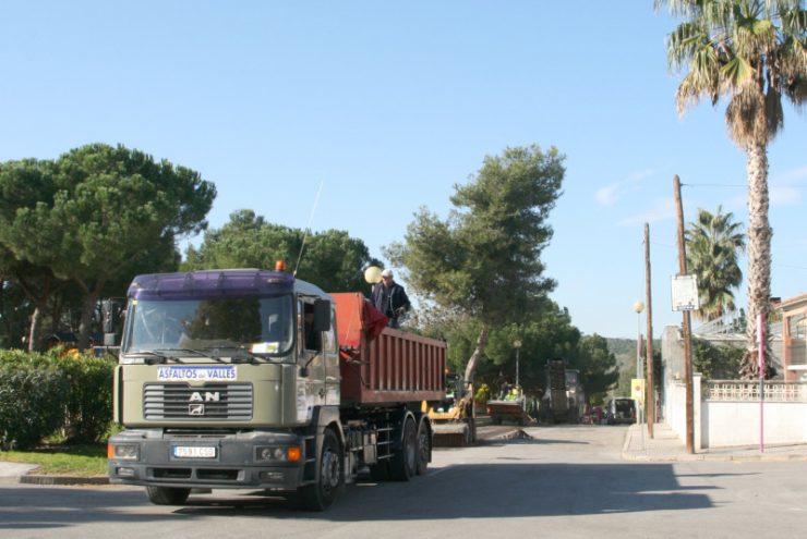 Feines de renovació de l'asfalt al carrer Migdia, al barri de la Plana de Can Maiol.