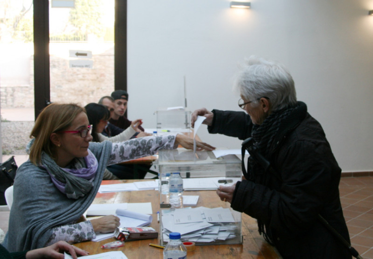 Una senyora vota a la Masia de Can Falguera. Eleccions al Parlament de Catalunya, 21 de desembre del 2017.