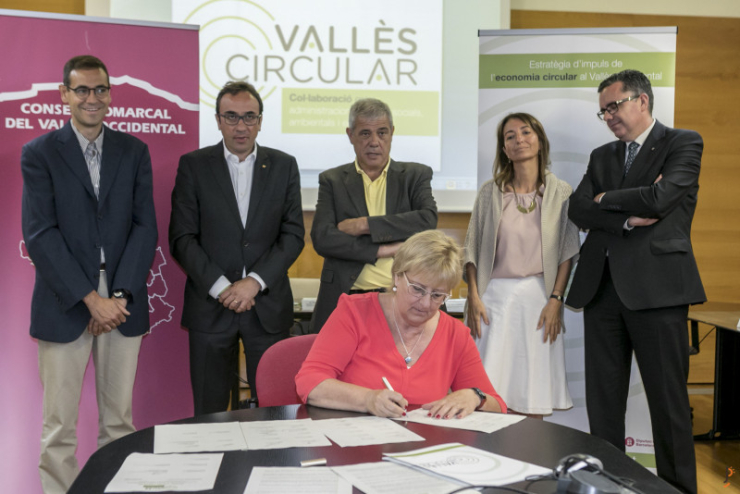 Teresa Padrós signa l'acord Vallès Circular.
