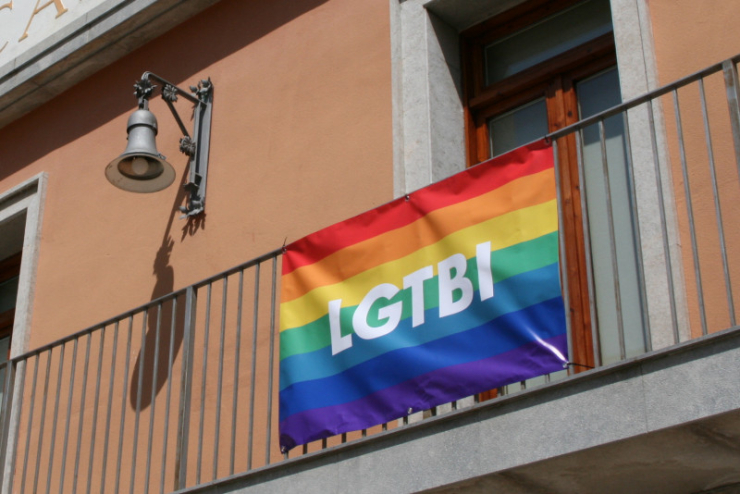 Pancarta a favor dels drets de persones LGTBI a la Casa Consistorial.