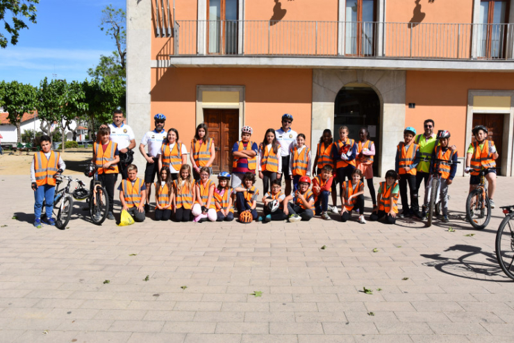 Alumnes de l'Escola Folch i Torres durant la primera sessió de "Fem bicing?", al maig