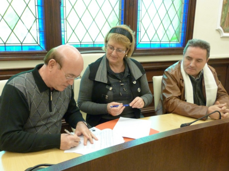 Àngel Marsal, Teresa Padrós i Miquel Rovira durant la signatura de l'addenda