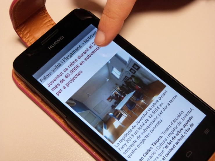 Una usuària utilitza l'App de l'Ajuntament des d'un telèfon intel·ligent amb sistema operatiu Android.
