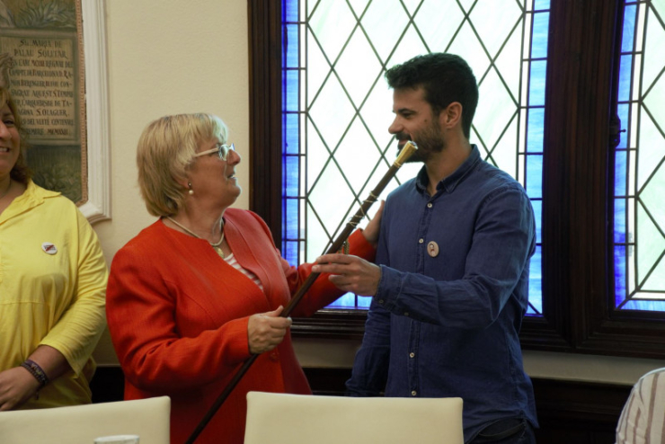 L'anterior alcaldessa, Teresa Padrós, entrega la vara al nou alcalde, Oriol Lozano