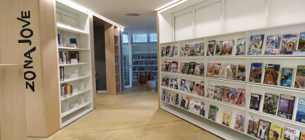 Zona jove de la biblioteca l'Alzina