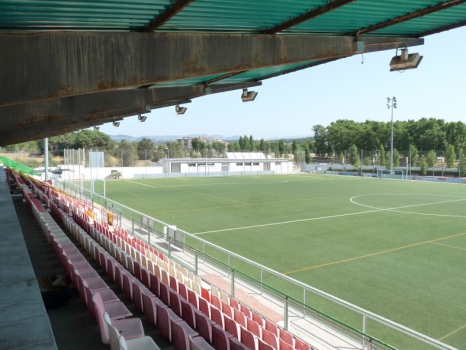 El Camp de Futbol amb els nous vestidors al fons