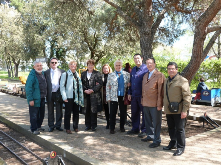 Padrós, Rovira, Casajoana i Guerrero amb altres membres dels Amics del Ferrocarril i de Cáritas Parroquial en l'acte de lliurament