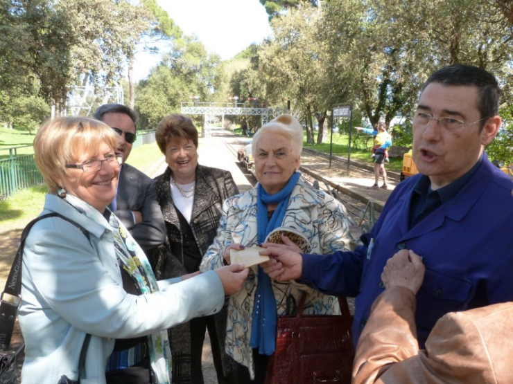 Els representants de les tres parts implicades mostren el sobre que conté la donació