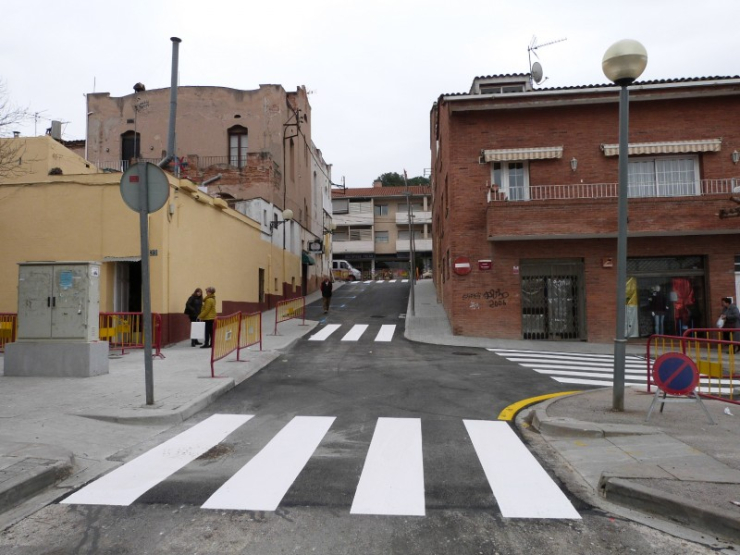 Creació d'una vorera al carrer Riereta i renovació de la senyalització horitzontal en pro de l'accessibilitat i la seguretat viària.