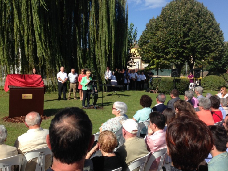 L'Alcaldessa Teresa Padrós es dirigeix al públic en l'homenatge a l'Alcalde Florenci Nualart.