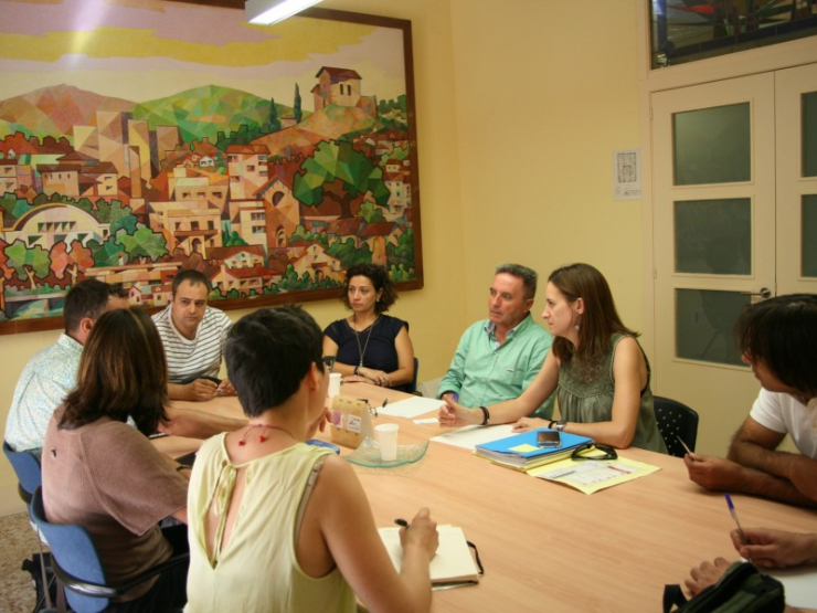 Reunió entre tècnics de la Diputació de Barcelona i responsables de l'Ajuntament per explicar el concurs d'idees de la nova Biblioteca Municipal.