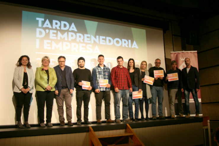 Navarro, Padrós i Torres (esq.) amb representats dels projectes presentats al Concurs d'Emprenedoria.