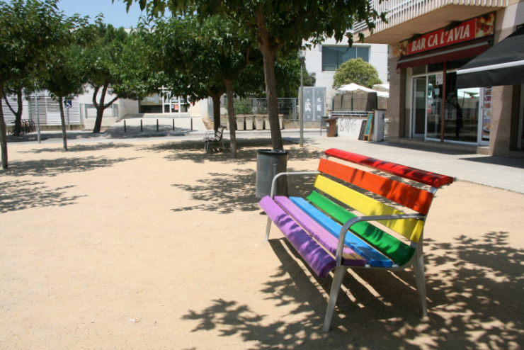 Banc situat davant l'institut i pintat amb l'arc de Sant Martí.