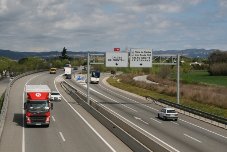 Carretera entrada a la vila