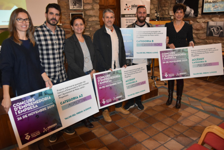 Concurs Emprenedoria. L'alcalde, Oriol Lozano, i la regidora d'Emrpesa, Laura Navarro, amb els guanyadors