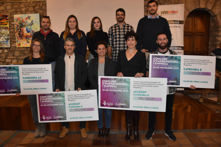 Concurs Emprenedoria.Guanyadors i participants amb l'alcalde i la regidora d'Emrpesa