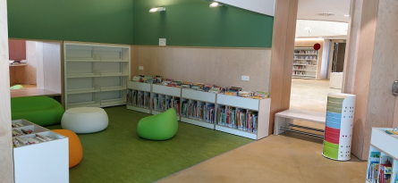 Zona petits lectors de la biblioteca l'Alzina