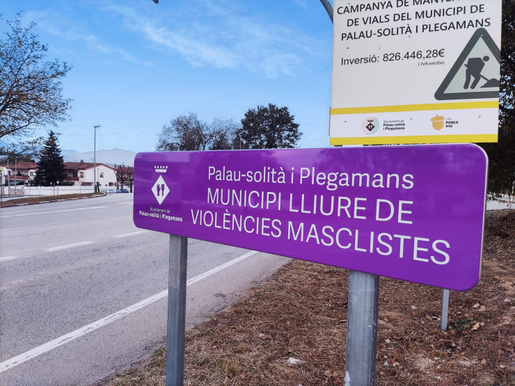 Placa instal·lada a l'entrada de la vila venint de Barcelona