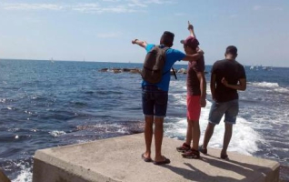 Finestra Oberta 11 juny 2019 Menors no acompanyats davant del mar.jpg