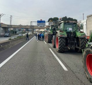 Tall de la C17 amb tractors de pagesos del Vallès 6 febrer 2024 ret 2.jpg