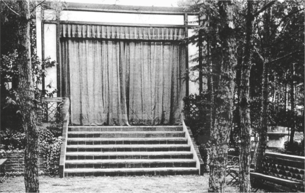 Teatre al jardí de la casa